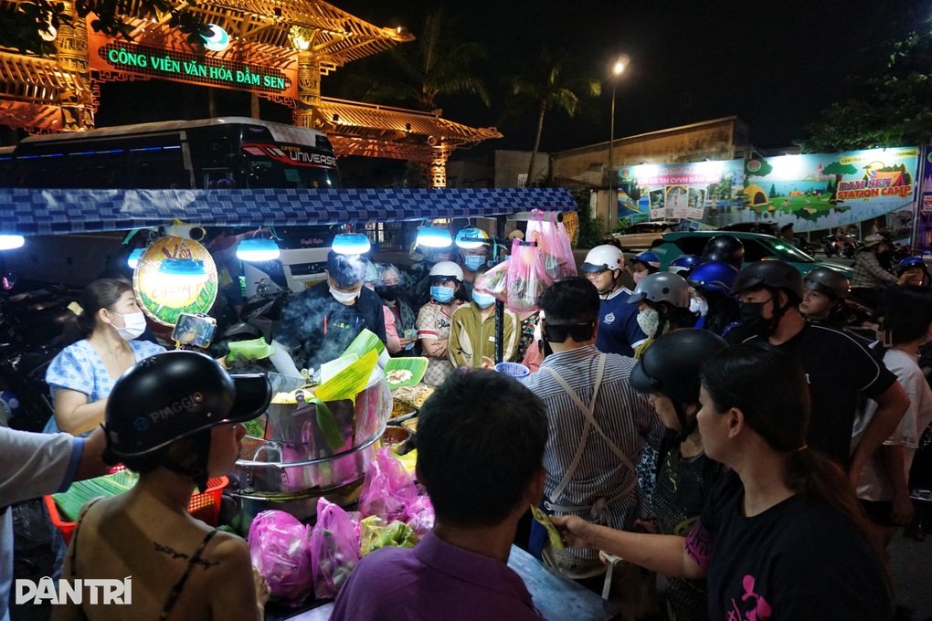 TPHCM: Xôi sầu riêng nguyên múi hơn 100.000 đồng, khách phải bốc số chờ mua - 1