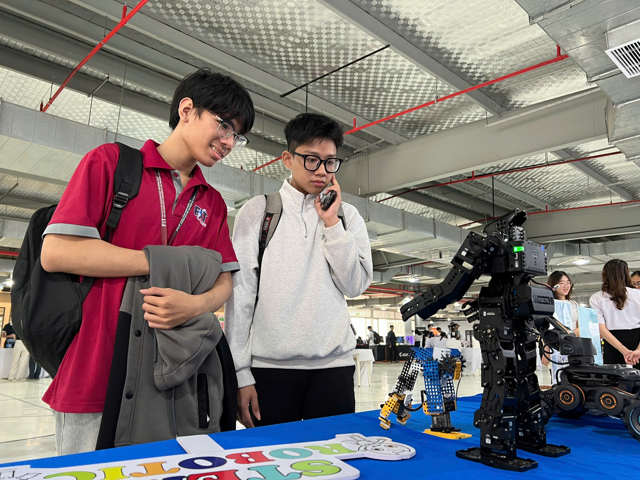 TP.HCM chi trên 12.700 tỉ đồng cho khoa học công nghệ, tập trung vào đâu? 1 khoa học công nghệ - Ảnh 1.