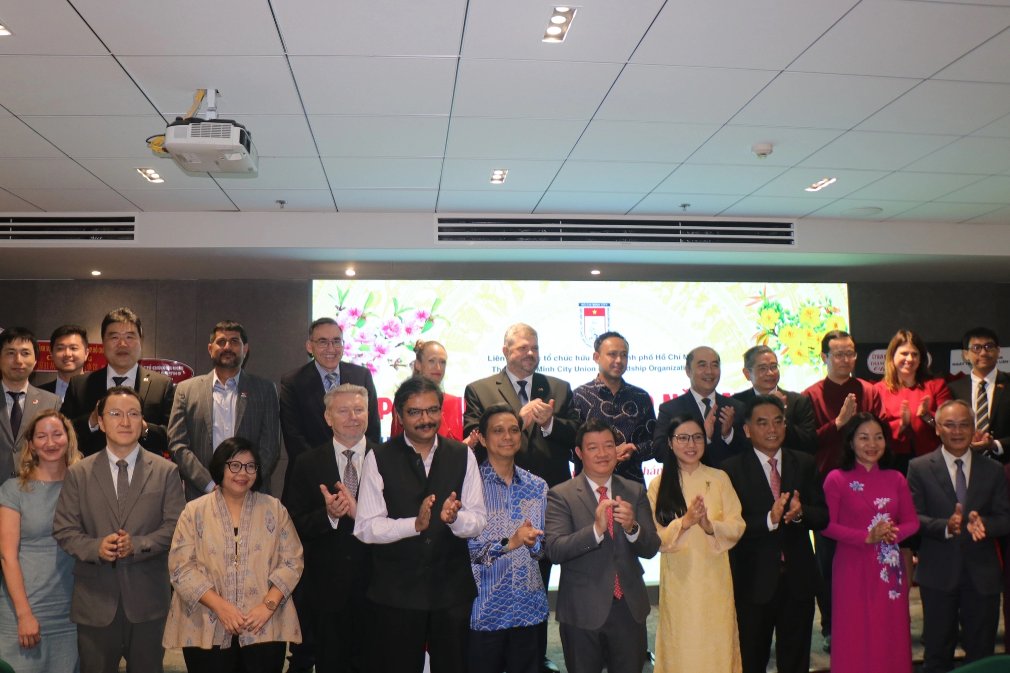 TP.HCM đẩy mạnh đối ngoại nhân dân, huy động hơn 400 tỉ đồng viện trợ năm 2025 - Ảnh 3.