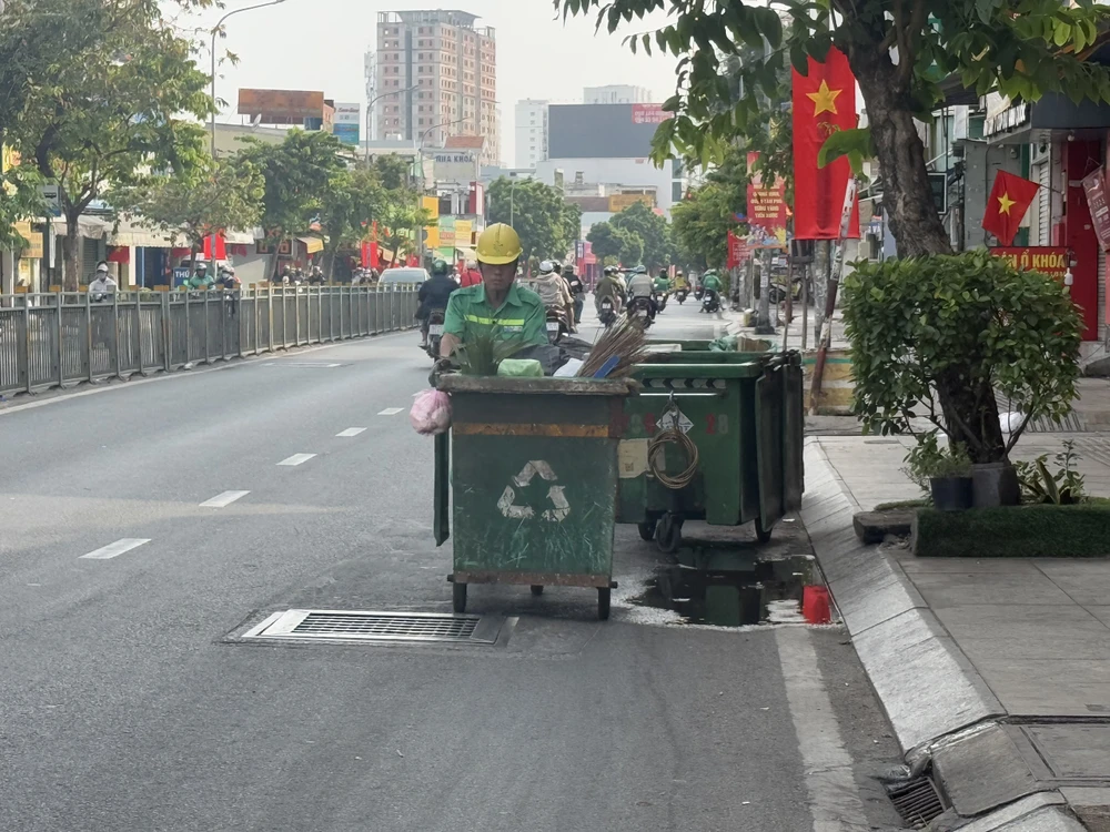 xe rác sinh hoạt.jpg