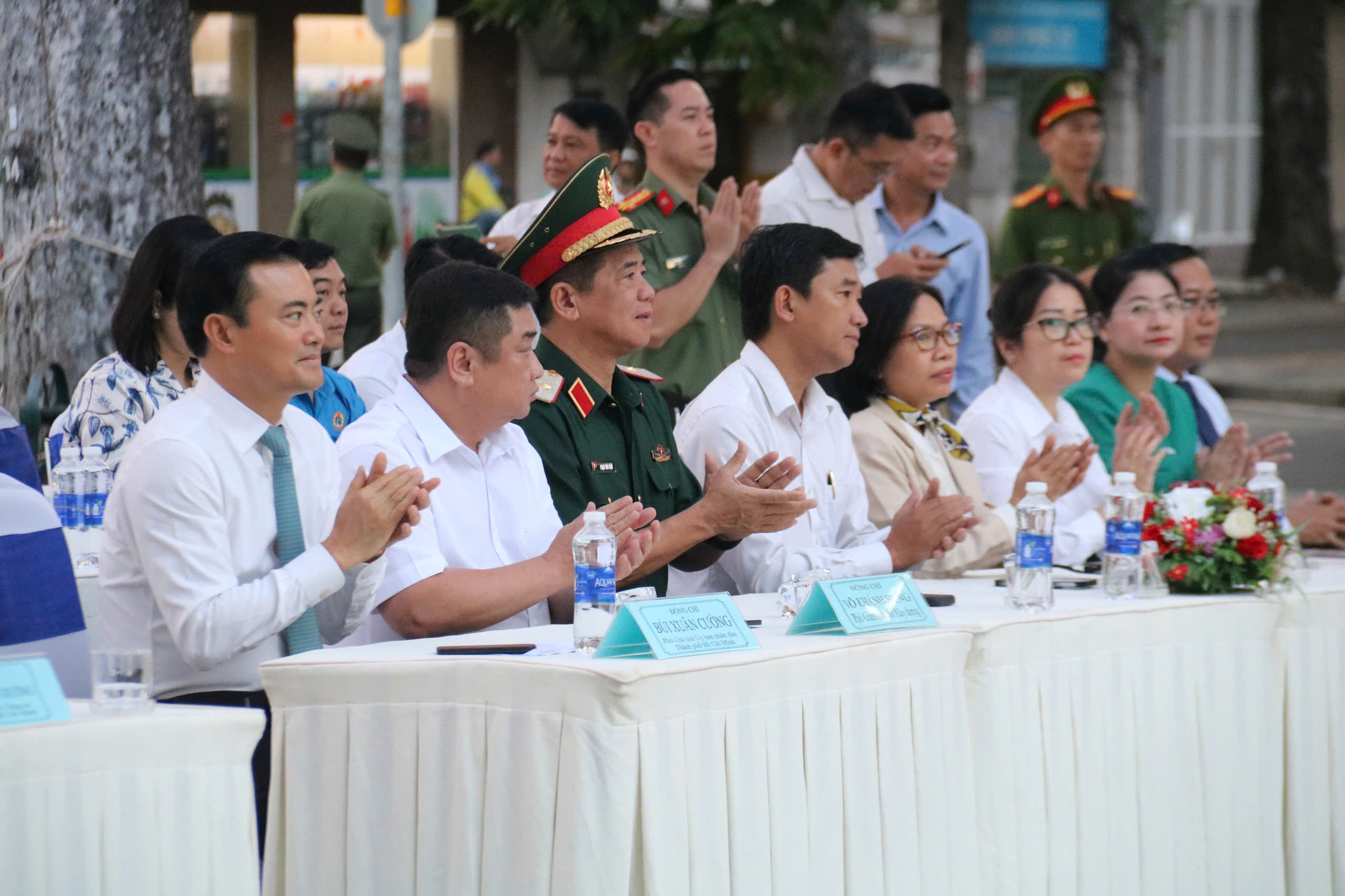 TPHCM ra quân mạnh tay, quyết dẹp “xe dù, bến cóc” - Ảnh 1.