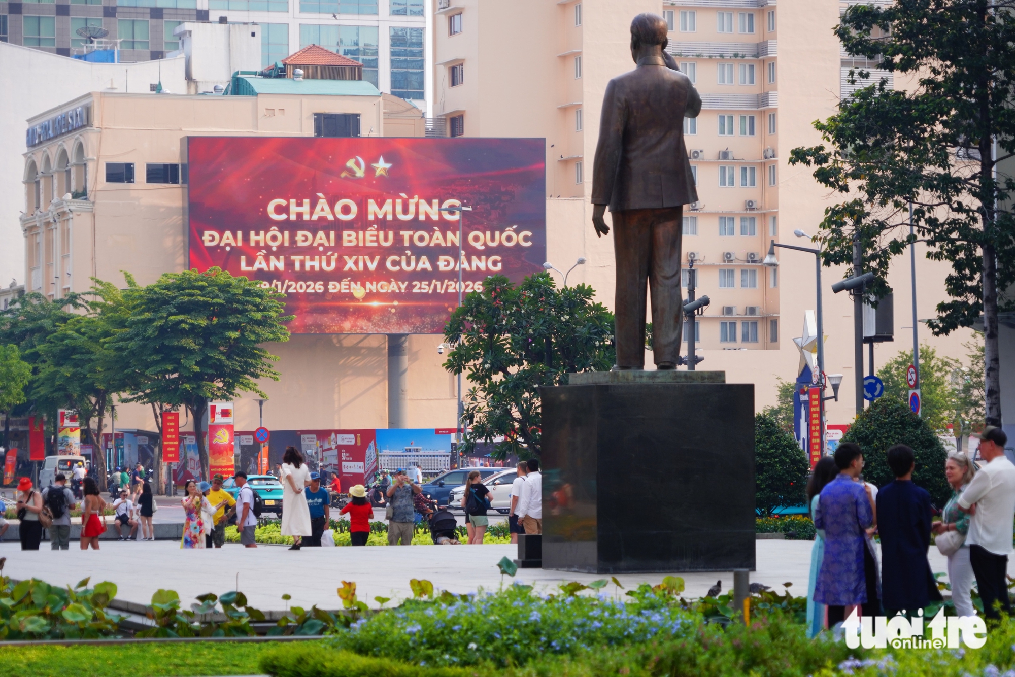 TP.HCM rực sắc đỏ chào mừng Đại hội Đảng - Ảnh 1.