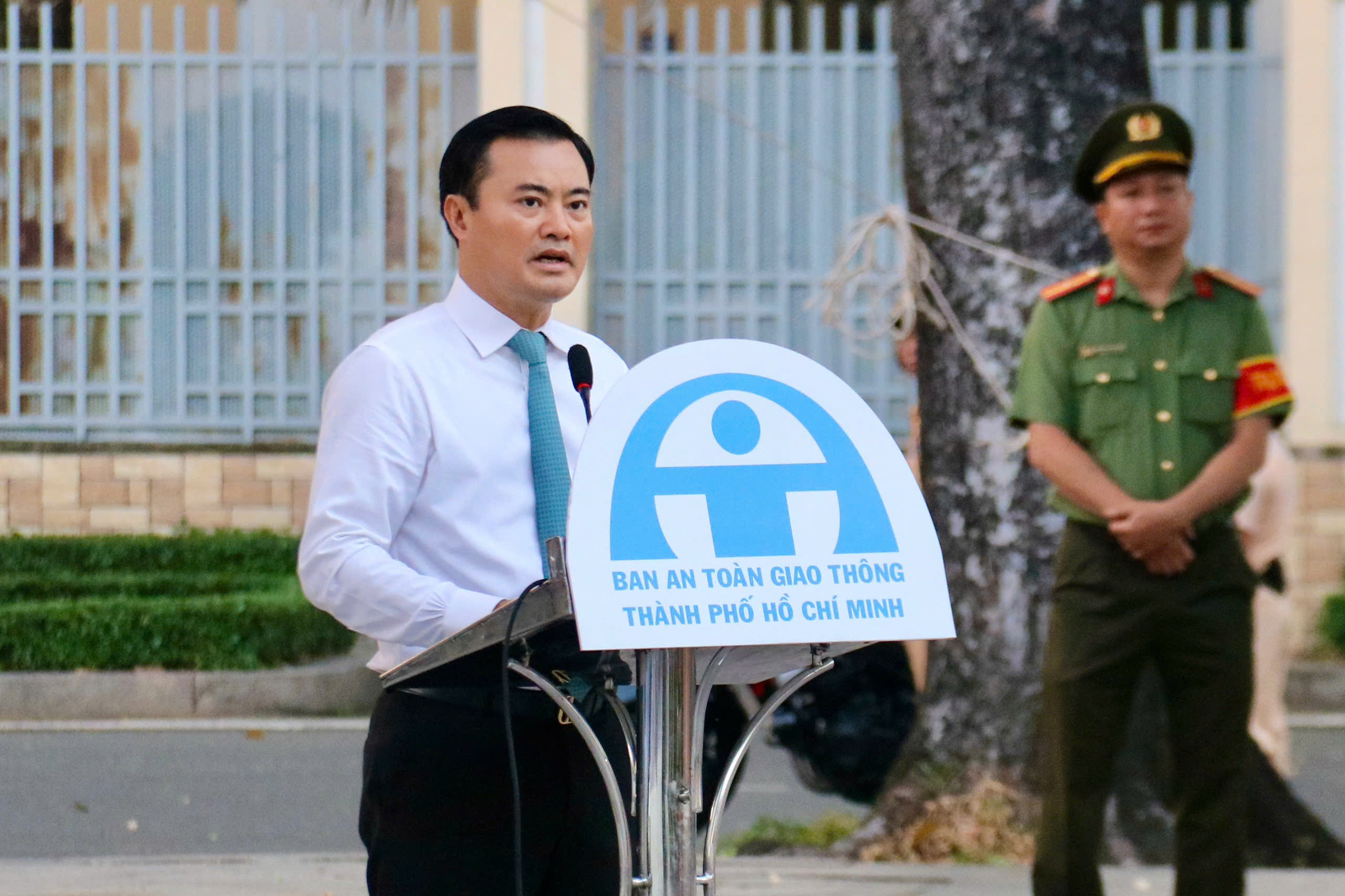 TP.HCM tổng ra quân, quyết dẹp lấn chiếm vỉa hè, lòng đường - Ảnh 1.