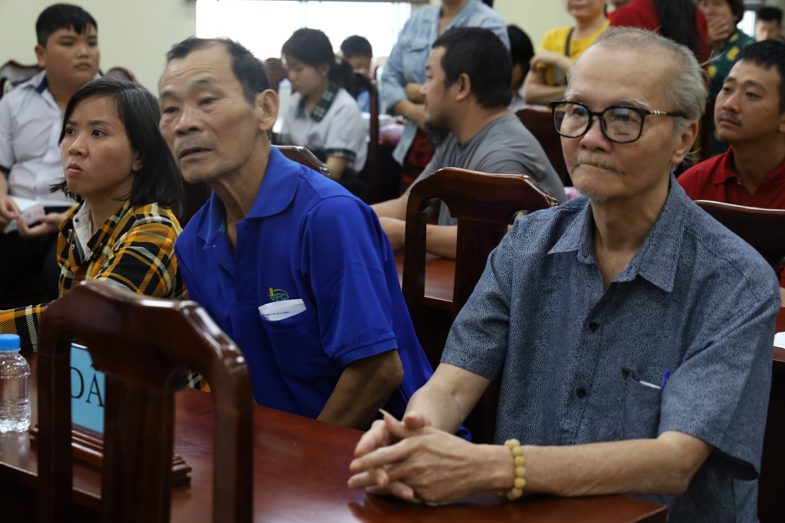 TPHCM trao thẻ BHYT, tặng quà Tết cho người dân khó khăn ở xã Tân Vĩnh Lộc 1 TPHCM trao thẻ BHYT, tặng quà Tết cho người dân khó khăn xã Tân Vĩnh Lộc - Ảnh 1.