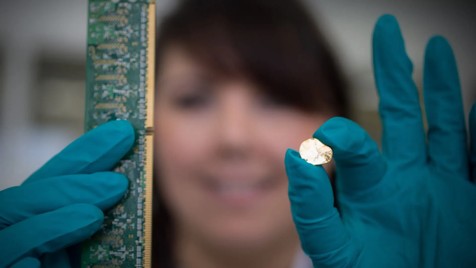 Một nhà khoa học thu hồi vàng từ bảng mạch. Ảnh: Interesting Engineering