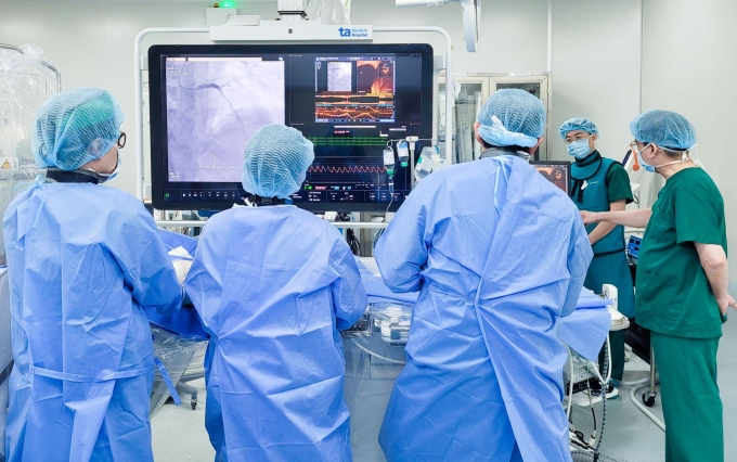 Bác sĩ đặt stent tái thông mạch vành cho bệnh nhân. Ảnh: Hạ Vũ