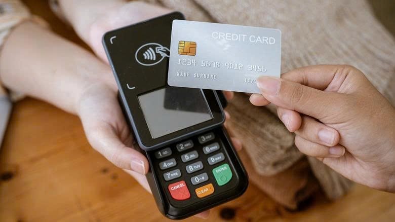 Tại sao lừa đảo biết rõ số tài khoản ngân hàng, mật khẩu và mã của nạn nhân?- Ảnh 1.