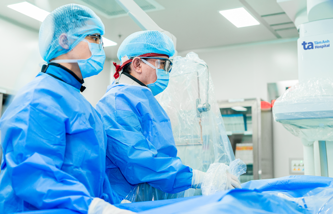 Giáo sư Nhân (phải) cùng êkíp đặt stent cho người bệnh. Ảnh: Bệnh viện Đa khoa Tâm Anh
