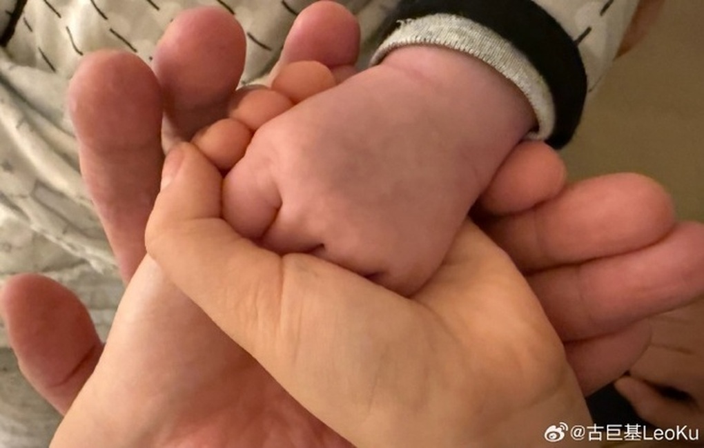 Tài tử “Hoàn Châu cách cách” hạnh phúc thông báo vợ sinh con ở tuổi U60 - 1