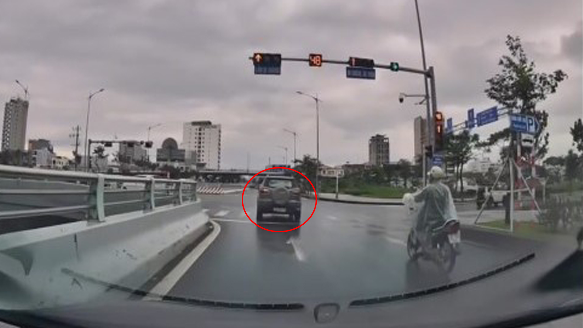 Tài xế bị phạt 19 triệu vì lái ô tô chạy 'ráng' vượt đèn đỏ 1 Tài xế bị phạt 19 triệu vì lái ô tô chạy ‘ráng’ vượt đèn đỏ - Ảnh 1.