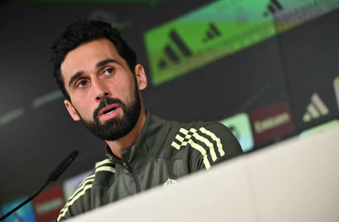 HLV Alvaro Arbeloa phát biểu trong buổi họp báo trước trận Real Madrid gặp Levante ở vòng 20 La Liga ngày 16/1/2026. Ảnh: AFP