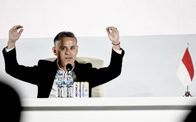 John Herdman tại lễ ra mắt HLV trưởng đội tuyển Indonesia tại Jakarta vào ngày 13/1/2025. Ảnh: Xinhua