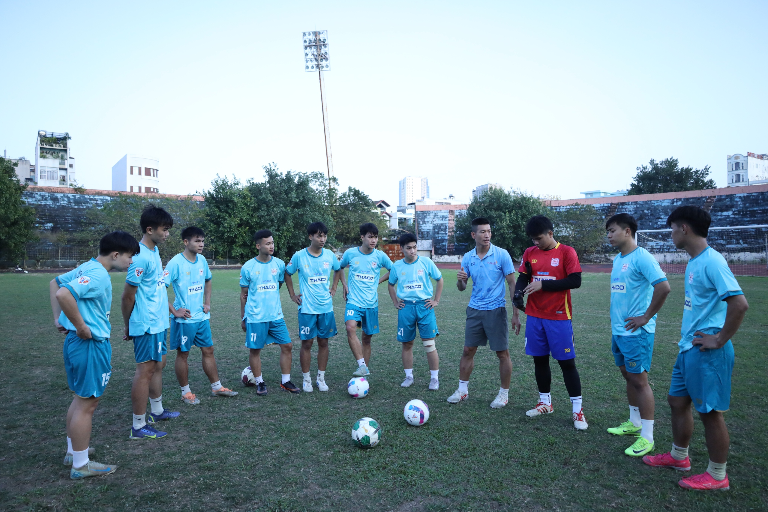 Tân binh Trường CĐ Phương Đông Đà Nẵng không ngại áp lực, sẵn sàng cống hiến hết mình- Ảnh 1.