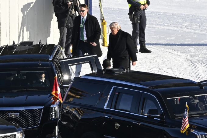 Tổng thống Mỹ Donald Trump tiến đến gần chiếc limousine Cadillac Escalade tại Davos ngày 21/1. Ảnh: AFP