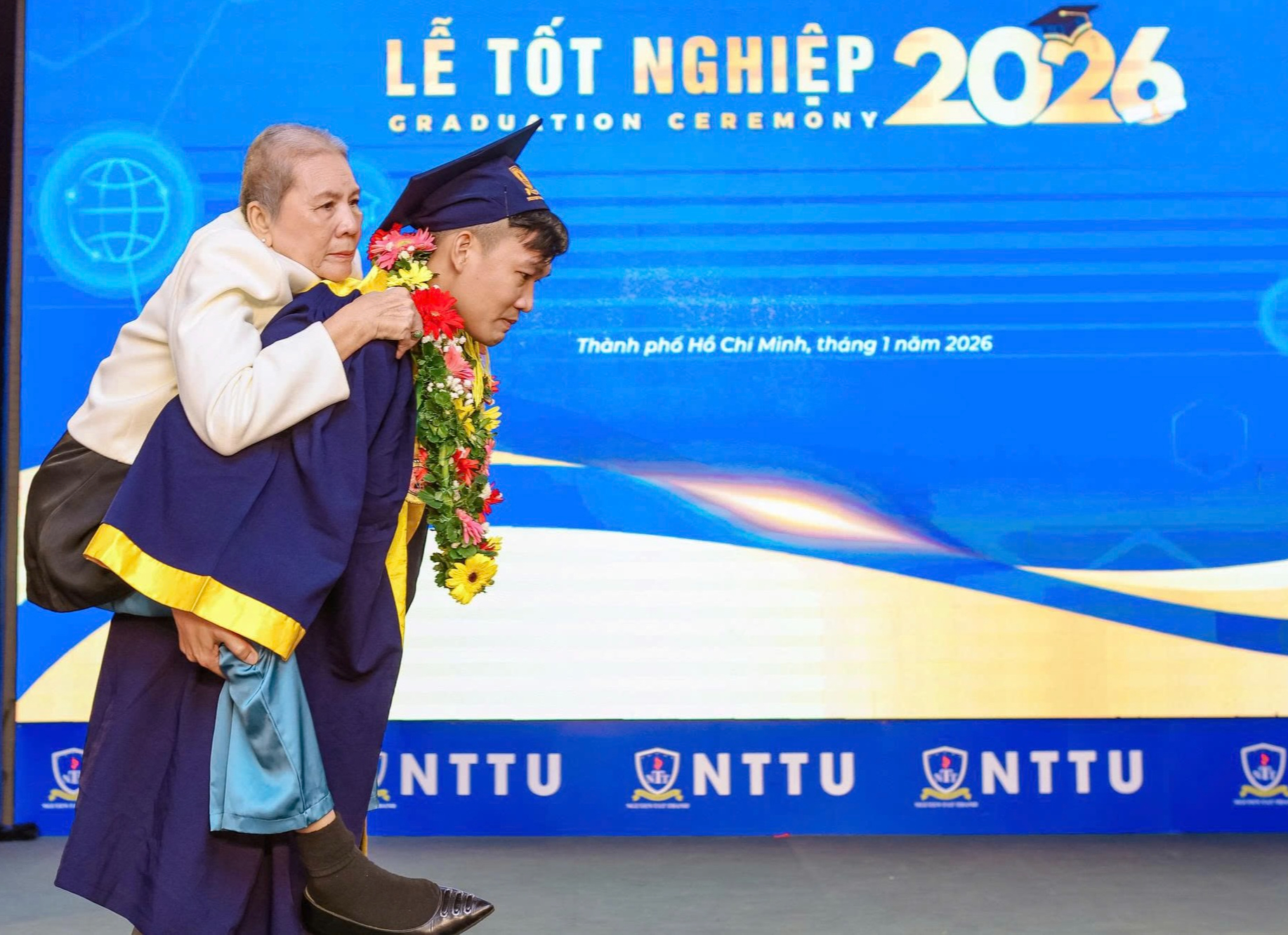 Tân khoa cõng mẹ lên nhận bằng đại học cùng bức tâm thư khiến cả hội trường rưng rưng - Ảnh 1.