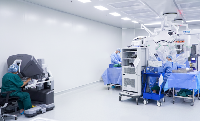 Bác sĩ Mỹ Nhi ngồi tại buồng điều khiển robot để phẫu thuật cắt tử cung cho bà Thắm. Ảnh: Tuệ Diễm.