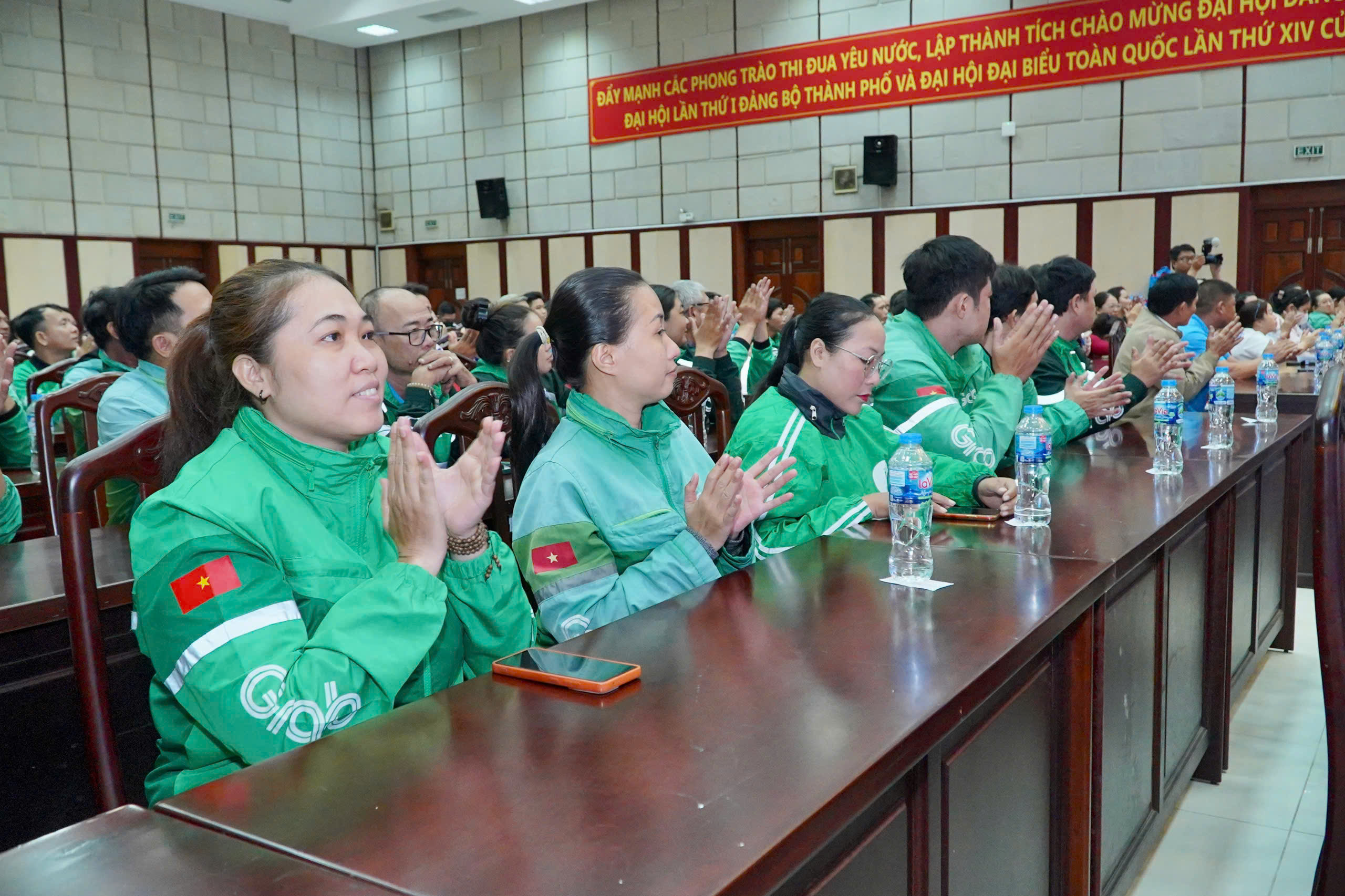 Tặng thẻ BHYT giúp đoàn viên, người lao động giảm bớt khó khăn khi khám chữa bệnh - Ảnh 1.