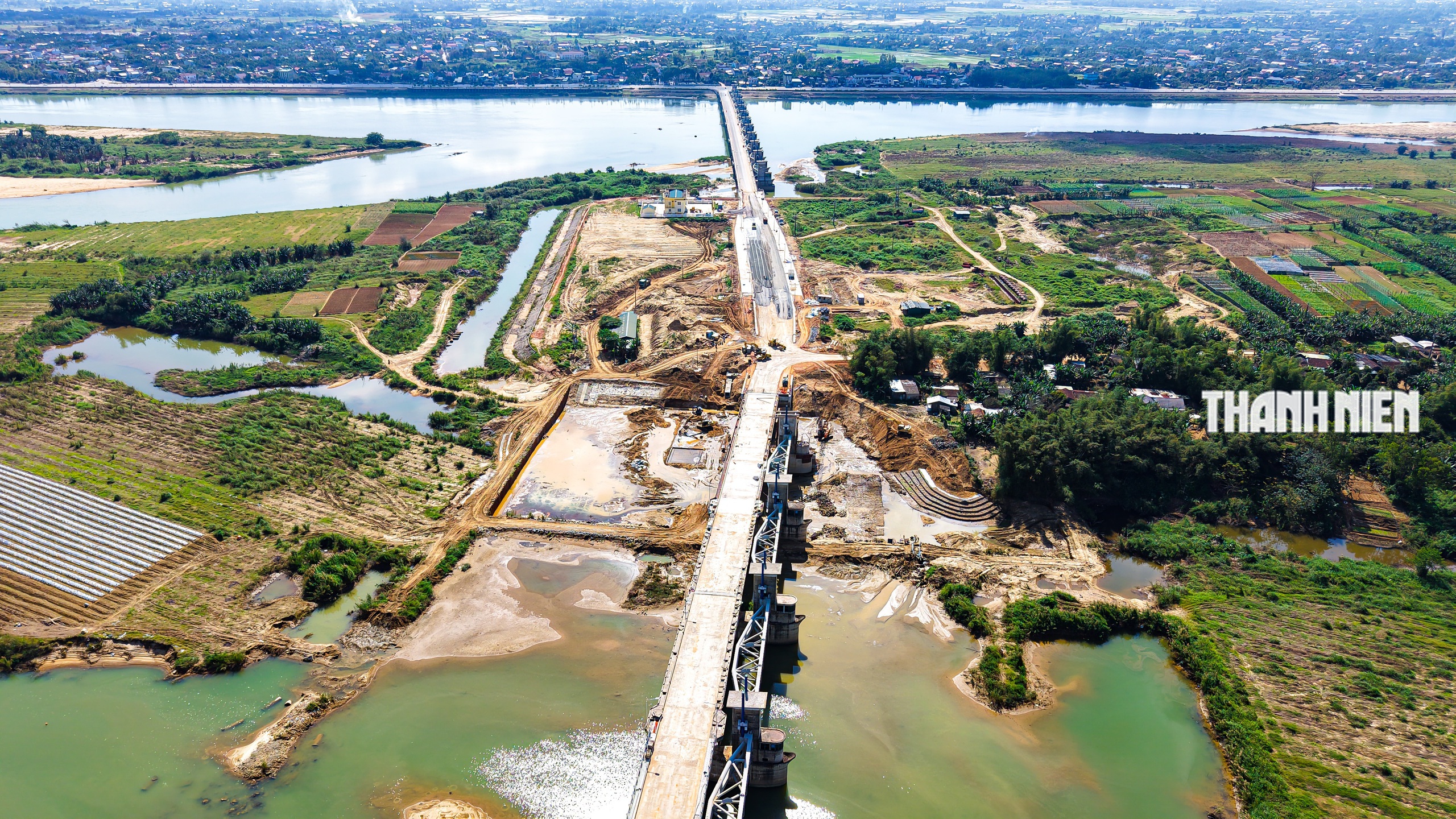 Tăng tốc thi công thông xe qua đập dâng sông Trà Khúc trước Tết Bính Ngọ- Ảnh 1.