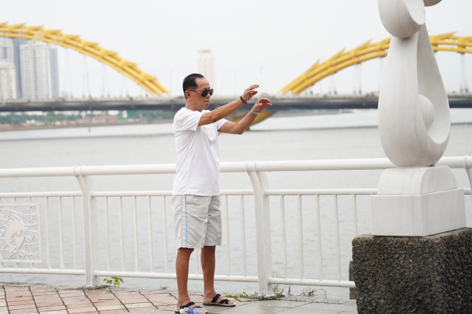 Người dân tập thể dục ven sông Hàn, Đà Nẵng. Ảnh: Nguyễn Đông