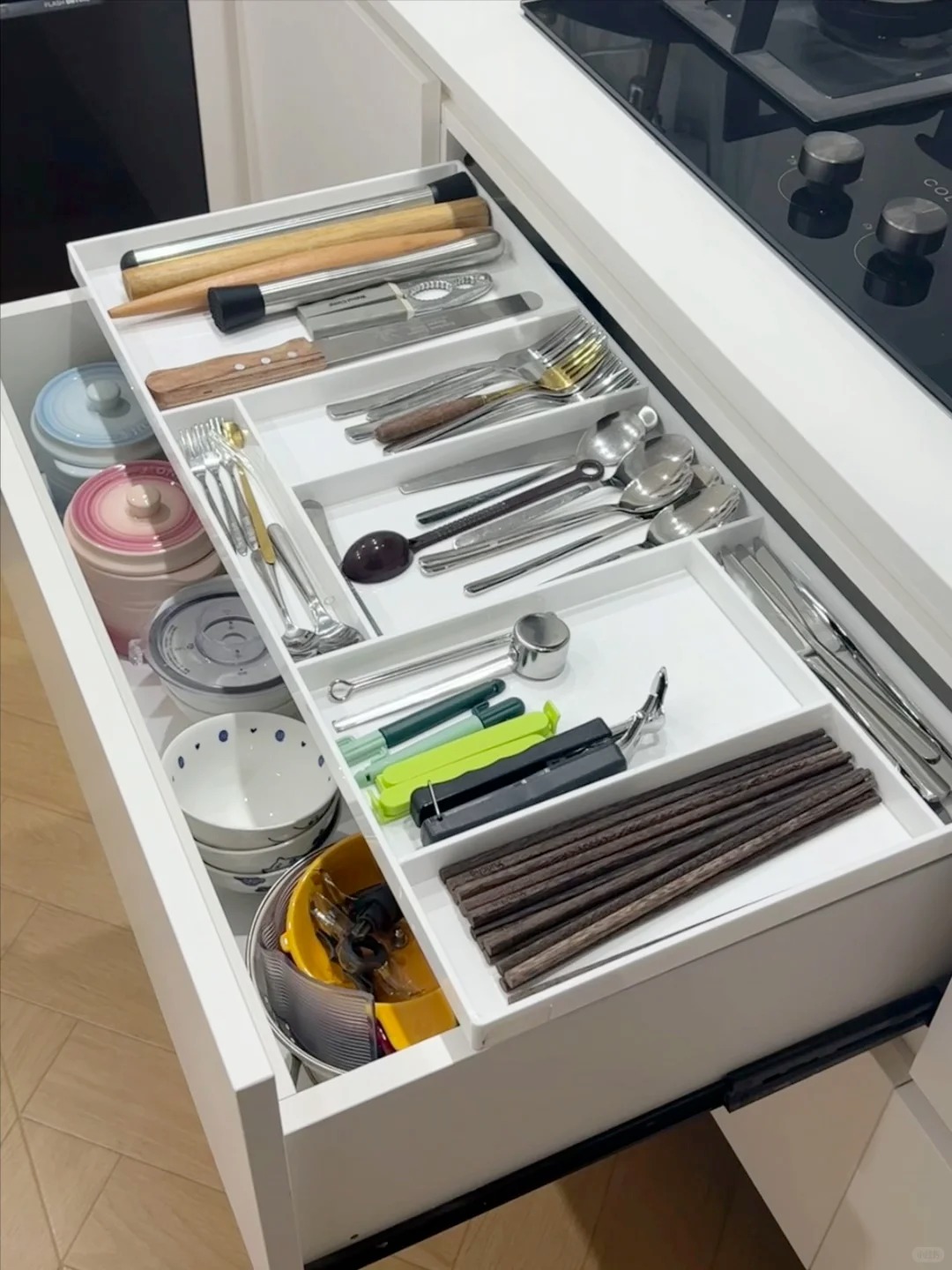 Tủ sâu, góc chết, khe hẹp: Tất cả đều được “hồi sinh” chỉ nhờ ray trượt- Ảnh 1.