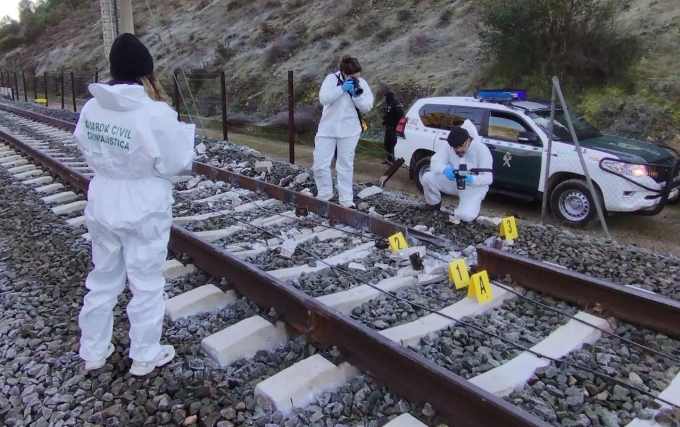 Các điều tra viên chụp ảnh khoảng trống trên đường ray, đoạn gần hiện trường vụ đâm tàu cao tốc ở miền nam Tây Ban Nha ngày 18/1. Ảnh: Guardia Civil