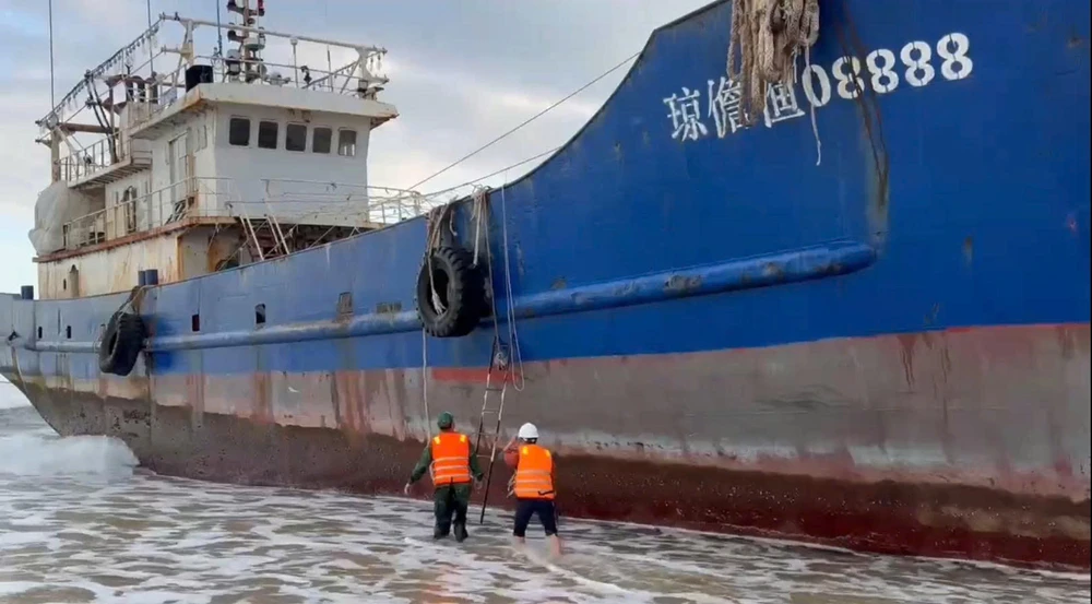 Tàu vỏ thép, trên thân có chữ Trung Quốc, tạm dịch là “Quỳnh Đam Ngư”, số hiệu 08888. Kiểm tra tàu chữ Trung Quốc dạt vào Quảng Ngãi: Có dấu hiệu xáo trộn trên cabin
