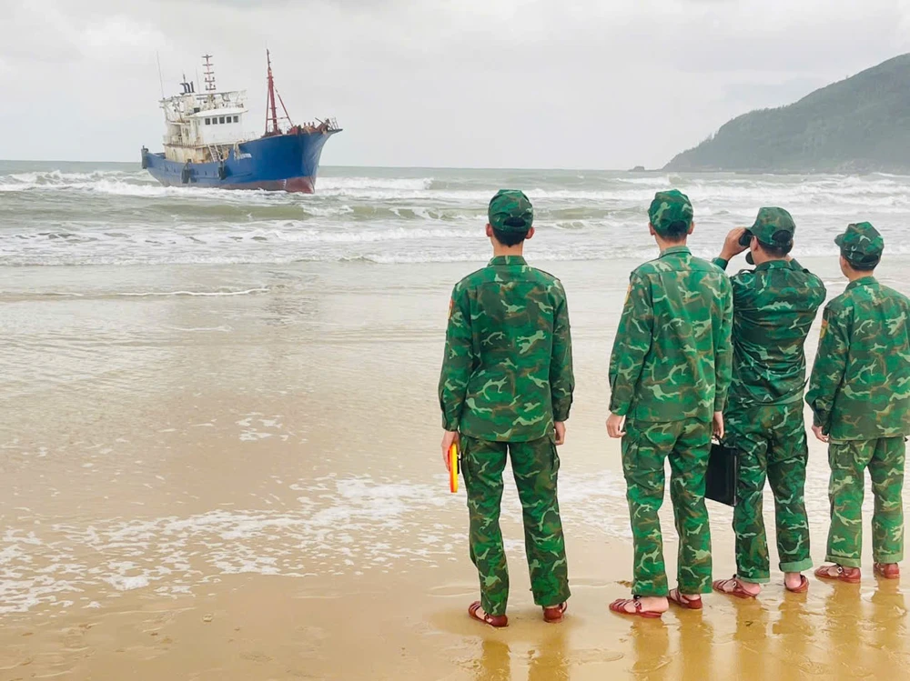 Tàu trôi dạt, mắc cạn tại vị trí cách đường ống dẫn dầu của Nhà máy Lọc dầu Dung Quất và kho xăng dầu Petrolimex khoảng 200 m về phía đông bắc Kiểm tra tàu chữ Trung Quốc dạt vào Quảng Ngãi: Có dấu hiệu xáo trộn trên cabin