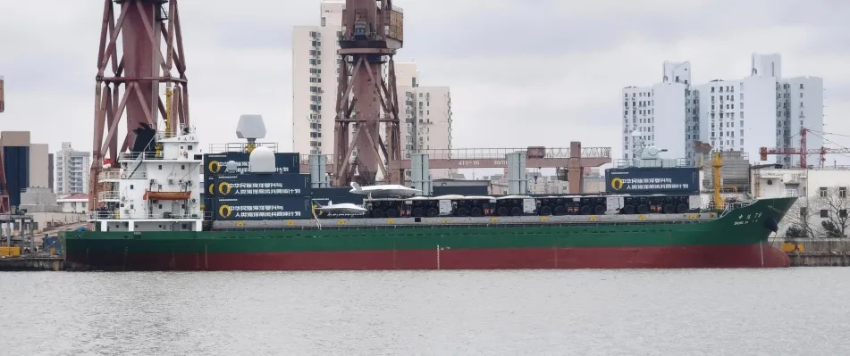 Tàu hàng Trung Quốc mang hàng chục ống tên lửa vừa được ‘độ’ thêm máy phóng UAV? - Ảnh 1.