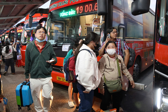 Tàu, xe tăng chuyến phục vụ khách - Ảnh 1. Tàu, xe tăng chuyến phục vụ khách - Ảnh 1.