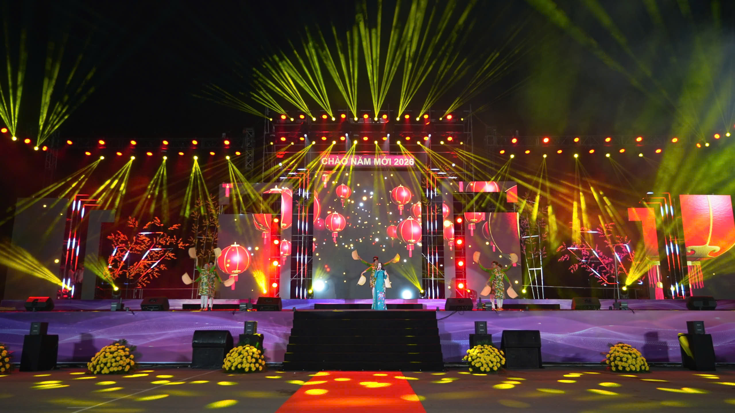 Tây Ninh bắn pháo hoa 14 điểm lúc giao thừa và đêm khai mạc hội xuân núi Bà Đen mồng 4 Tết - Ảnh 1.