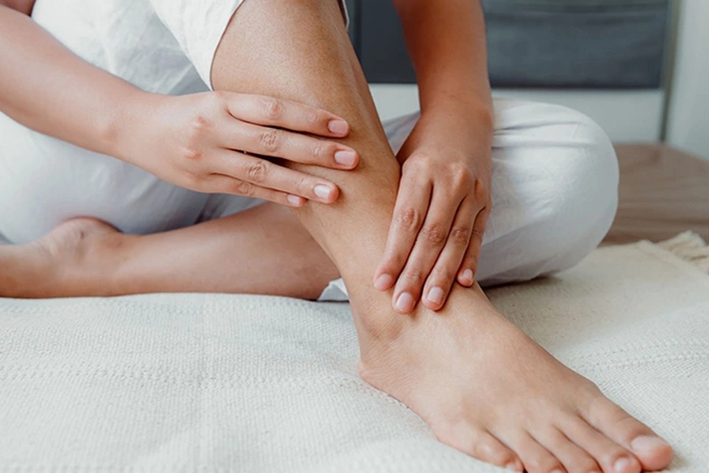 Tê chân như điện giật: Coi chừng bệnh cột sống - 1