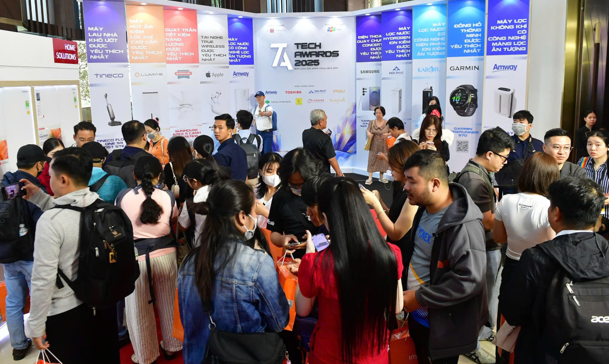 Không gian chật kín người tham dự tại Tech Awards 2025. Ảnh: Tùng Quỳnh