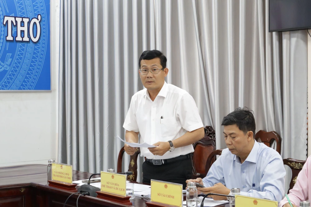 Ông Nguyễn Minh Tuấn, Phó Giám đốc Sở VHTT&DL báo cáo tại cuộc họp. Ảnh: NHẪN NAM tp-can-tho-1.jpg