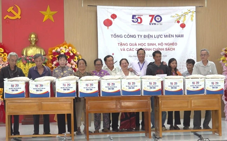 Học sinh, phụ huynh vùng lũ Phú Yên cũ cười tít mắt khi nhận quà Tết từ bạn đọc báo Tuổi Trẻ - Ảnh 13.