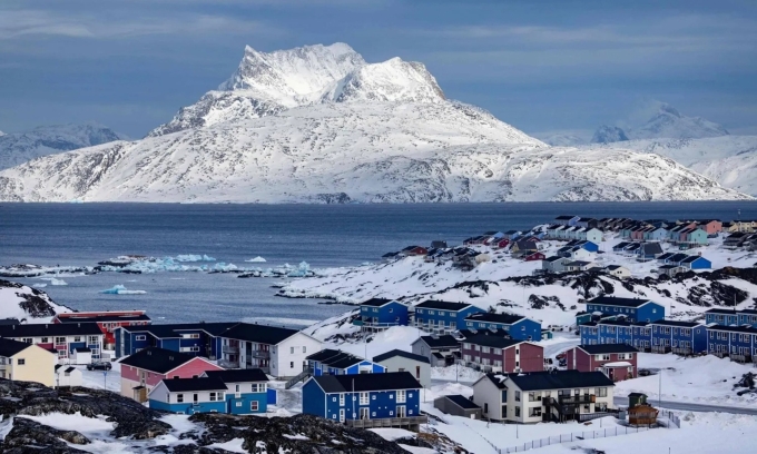 Núi Sermitsiaq phía sau thành phố Nuuk, thủ phủ Greenland, hồi tháng 3/2025. Ảnh: AFP