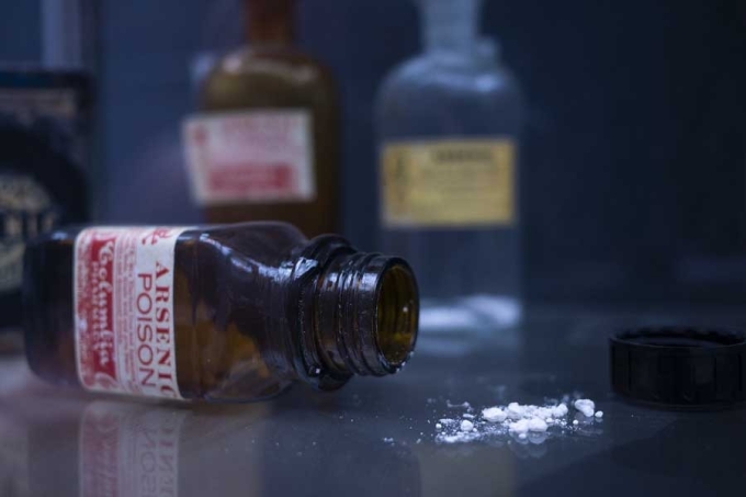 Arsenic trioxide có dạng bột trắng. Ảnh: Klarity Health Library