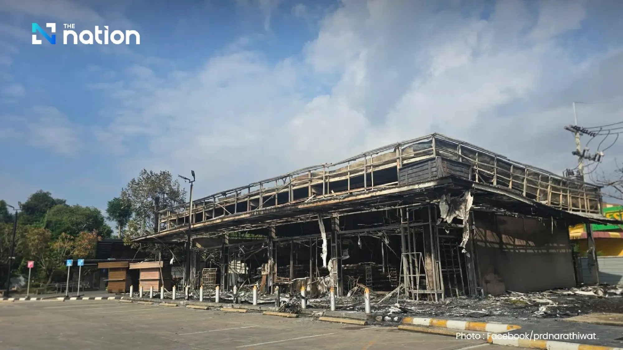 Thái Lan bỏ lệnh giới nghiêm, gấp rút truy bắt nghi phạm sau loạt vụ đánh bom trạm xăng - Ảnh 1.