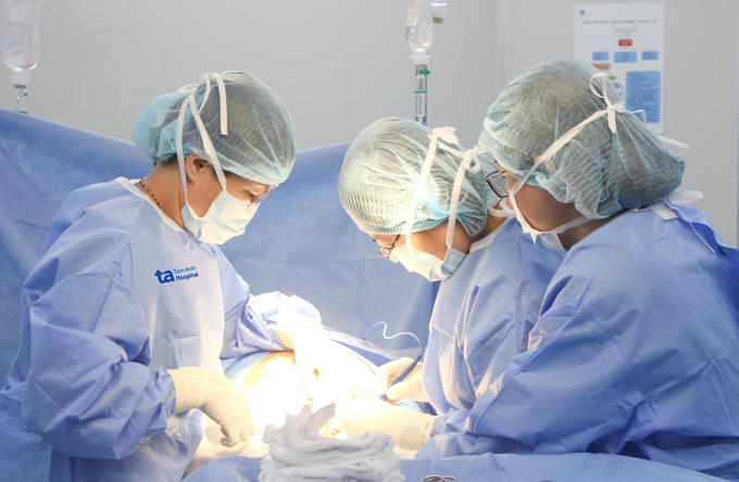 Êkíp Sản Phụ khoa mổ lấy thai cho thai phụ. Ảnh: Bệnh viện Đa khoa Tâm Anh