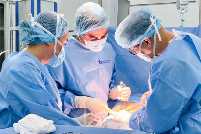 Êkíp Sản Phụ khoa mổ lấy thai cho thai phụ. Ảnh: Thúy Nguyễn