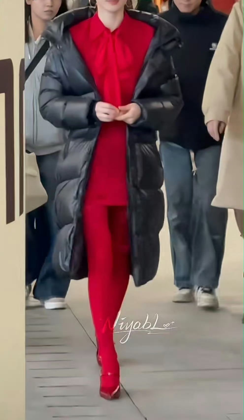 Mặc đồ xấu như mỹ nhân này mà cũng dám ra đường: Giống hệt bình chữa cháy biết đi, có tỉnh táo không đấy?- Ảnh 2.