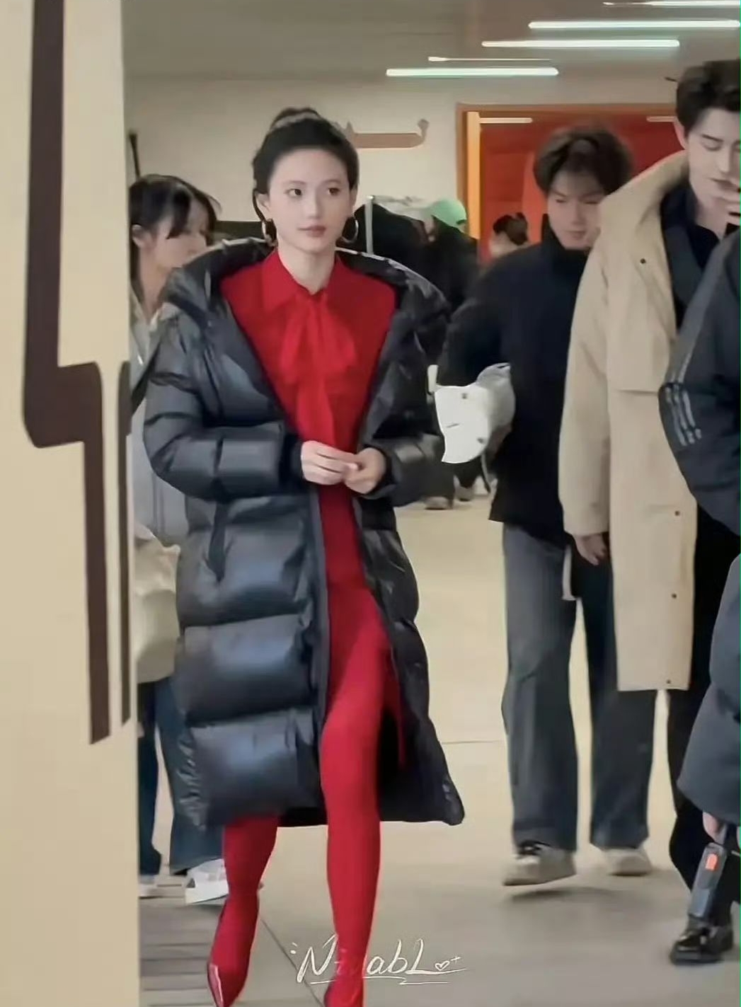 Mặc đồ xấu như mỹ nhân này mà cũng dám ra đường: Giống hệt bình chữa cháy biết đi, có tỉnh táo không đấy?- Ảnh 1.