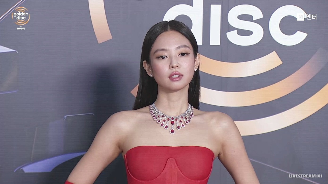 Thảm đỏ GDA 2026: Jennie "đỏ là thần", Wonyoung "cũ nhưng vàng", quá nhiều hoàng tử - 1