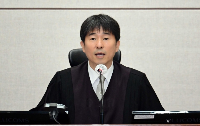 Jee Kui-youn, the presiding judge of the 25th Criminal Division of the Seoul Central District Court, which is overseeing the trial of former President Yoon Suk Yeol on charges of being the ringleader of an insurrection, speaks regarding media access ahead of Yoon’s trial in Seoul, April 21, 2025. Joint Press Corps