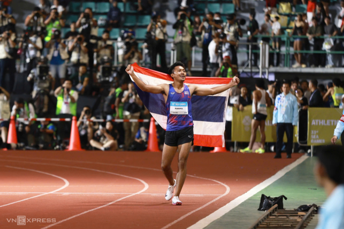 Puripol ăn mừng sau khi lập kỷ lục 100m nam trên đường chạy Suphachalasai, Bangkok tại SEA Games 33 chiều 11/12/2025. Ảnh: Đức Đồng