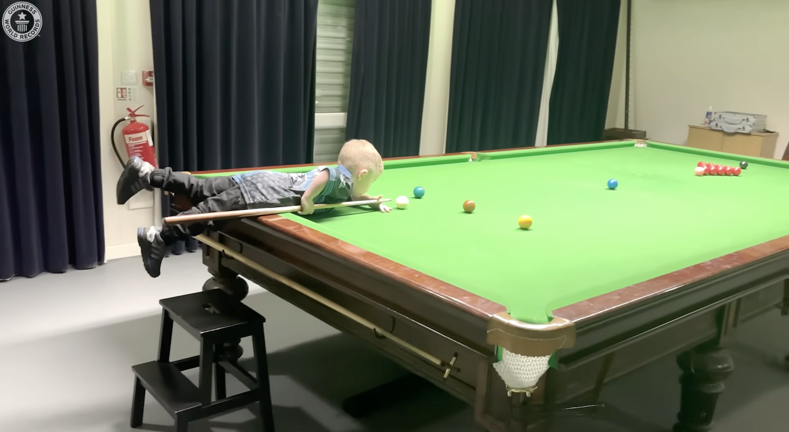 Thần đồng hai tuổi lập cú đúp kỷ lục Guinness với những đường đánh snooker điêu luyện 1 Thần đồng hai tuổi lập cú đúp kỷ lục Guinness với những đường đánh snooker điêu luyện - Ảnh 1.