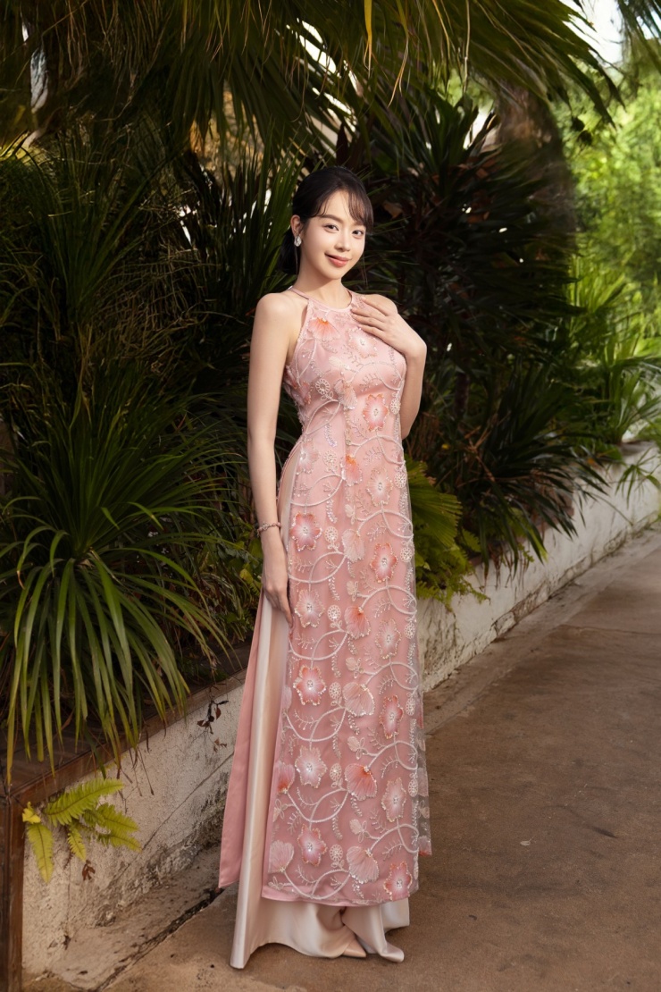 Thanh Thủy, Lương Thùy Linh diện áo dài đón năm 2026 1 Thanh Thủy, Lương Thùy Linh diện áo dài đón năm 2026 - 1