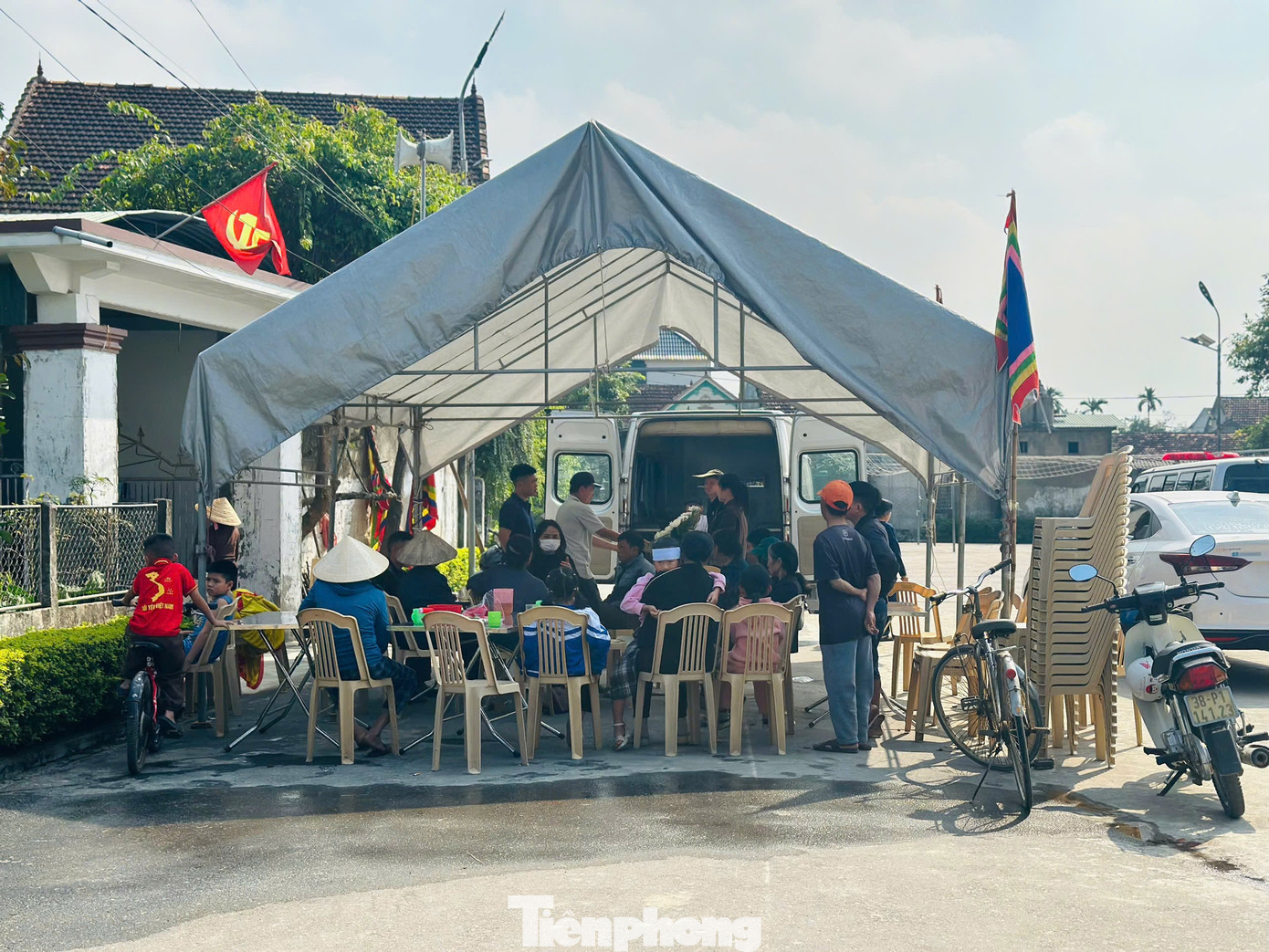 Xe chở 11 người gặp nạn khi đi thăm nhà trai: Thắt lòng 3 đám tang cùng một xóm- Ảnh 1.