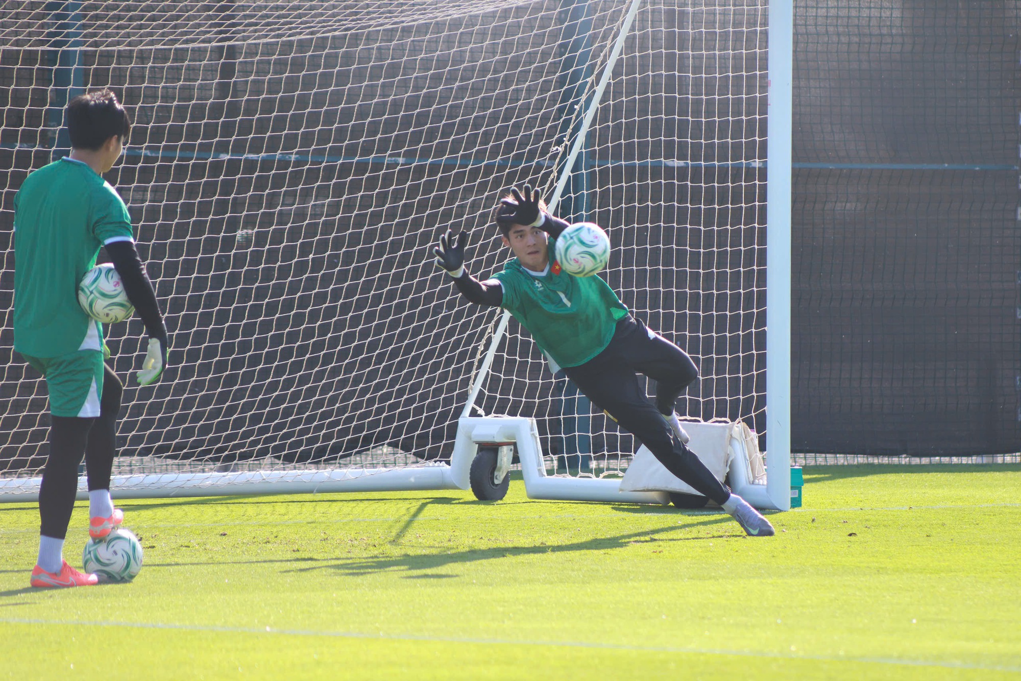 Thầy Kim bật cười khi thấy ảnh mình biến thành ‘phù thủy, Trung Kiên được rèn cực kỹ bắt phạt đền- Ảnh 1.