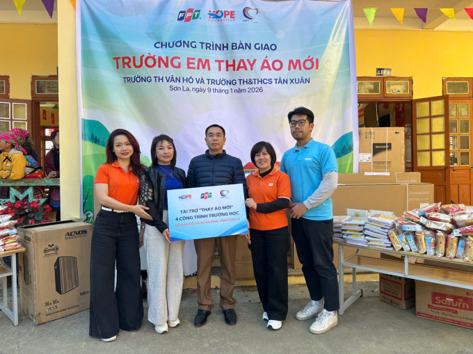 Đại diện Quỹ Hy vọng và đại diện Tập đoàn FPT trao bảng tài trợ cho các trường ở xã Vân Hồ, Sơn La, ngày 9/1/2026.