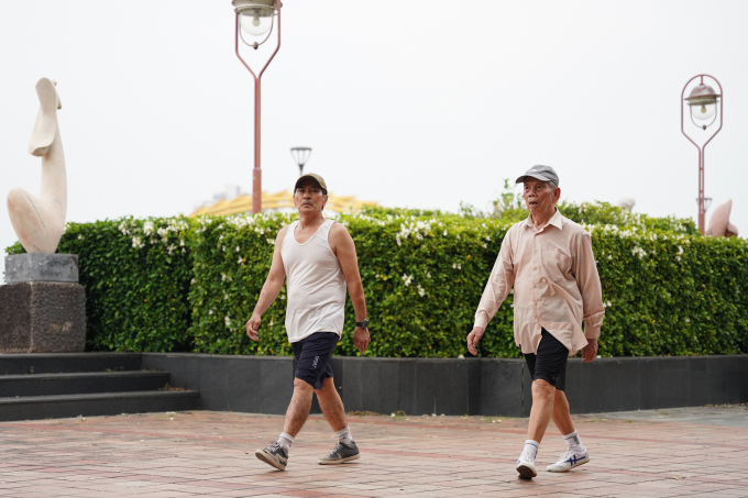 Người dân tập thể dục ven sông Hàn, Đà Nẵng. Ảnh: Nguyễn Đông